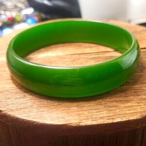 B3224 jade green bakelite bracelet 1970s vintage collectible